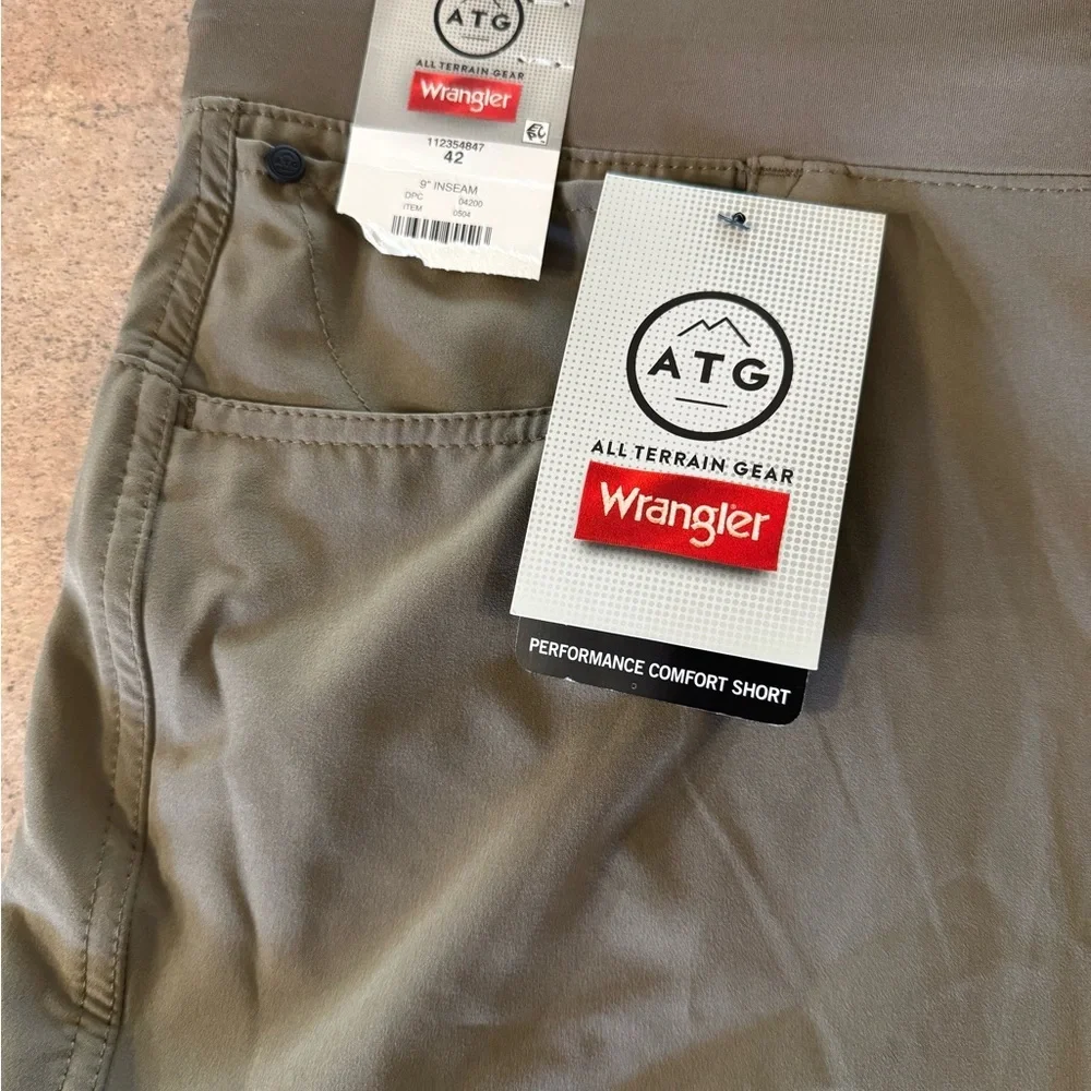 Wrangler Performance Comfort Shorts, Lightweight Taupe Men Size 42 NWT Summer